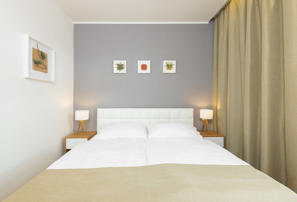 Hotel Garden Court — Hotel rooms in Prague, Prague