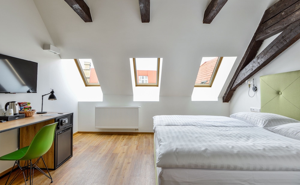 Hotel Garden Court — Hotel rooms in Prague, Prague