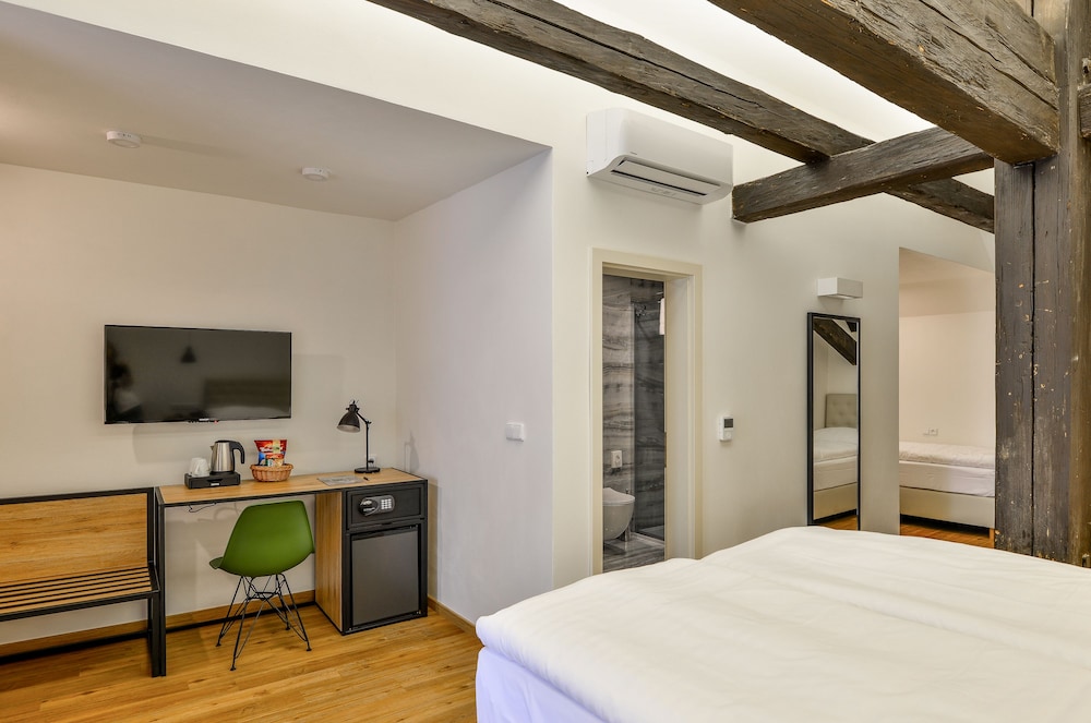 Hotel Garden Court — Hotel rooms in Prague, Prague