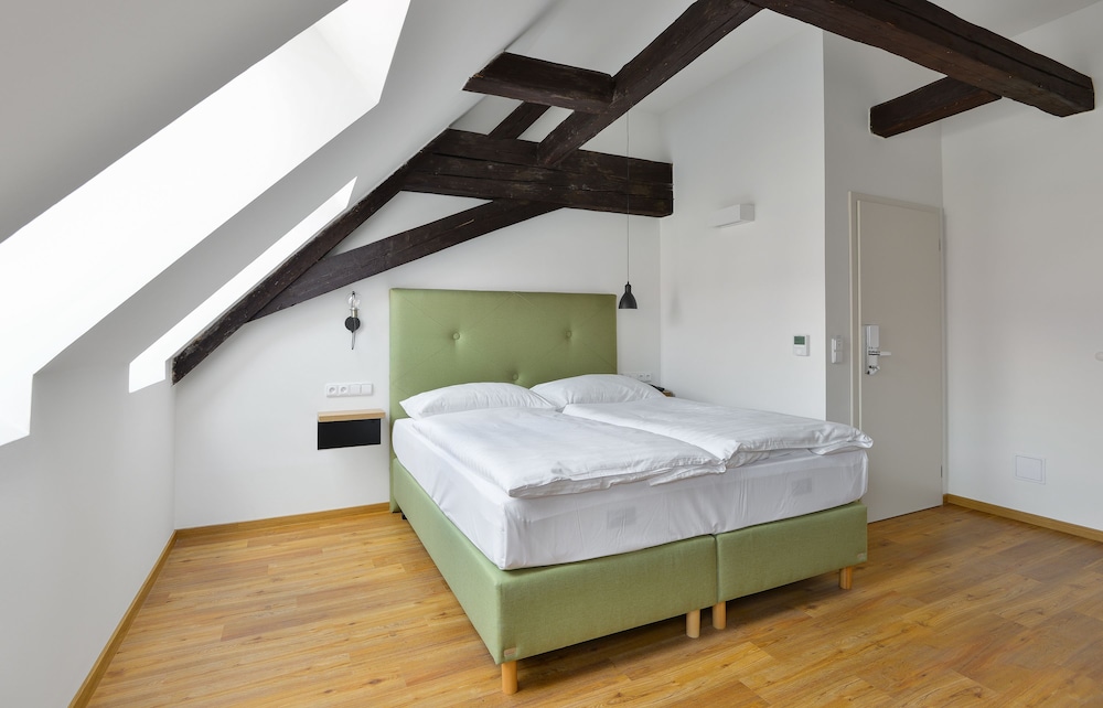 Hotel Garden Court — Hotel rooms in Prague, Prague