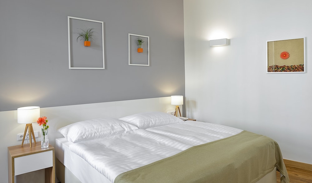 Hotel Garden Court — Hotel rooms in Prague, Prague