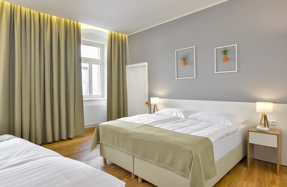 Hotel Garden Court — Hotel rooms in Prague, Prague