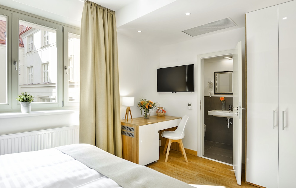 Hotel Garden Court — Hotel rooms in Prague, Prague