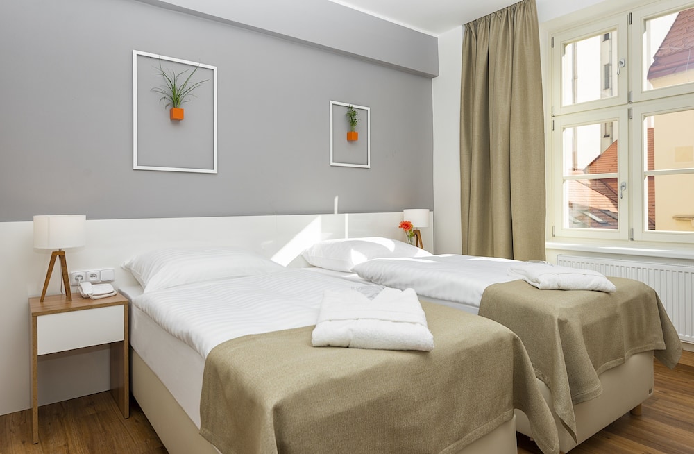 Hotel Garden Court — Hotel rooms in Prague, Prague
