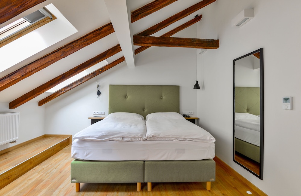 Hotel Garden Court — Hotel rooms in Prague, Prague