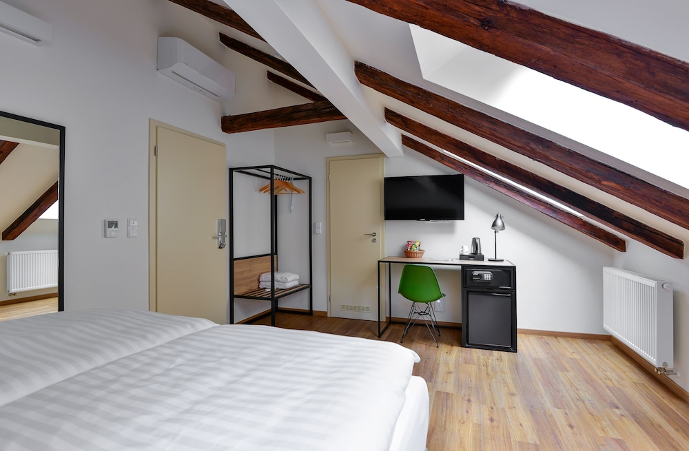 Hotel Garden Court — Hotel rooms in Prague, Prague