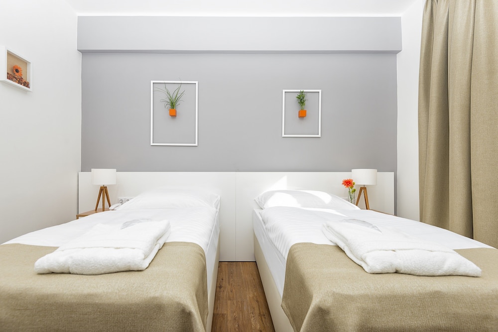 Hotel Garden Court — Hotel rooms in Prague, Prague