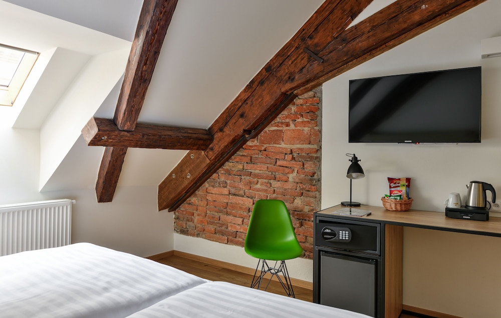 Hotel Garden Court — Hotel rooms in Prague, Prague