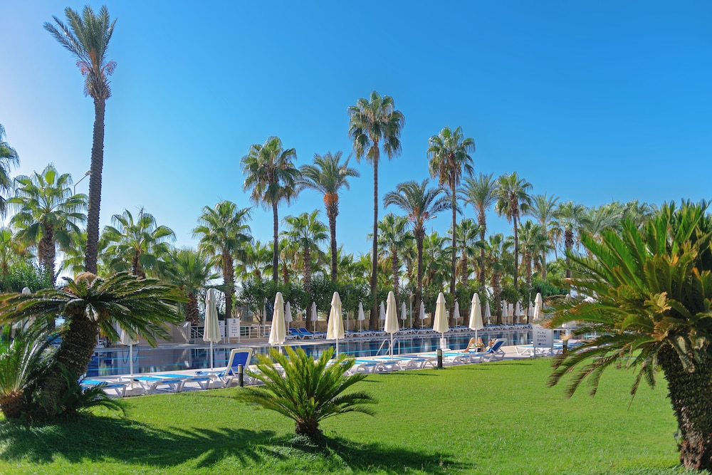 Porto Bello Hotel Resort & Spa — Swimming pool in Antalya