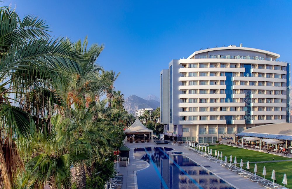 Porto Bello Hotel Resort & Spa — Swimming pool in Antalya