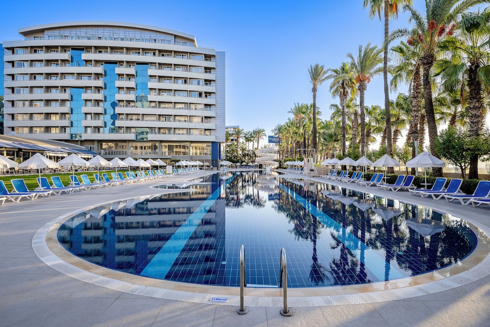 Porto Bello Hotel Resort & Spa — Swimming pool in Antalya