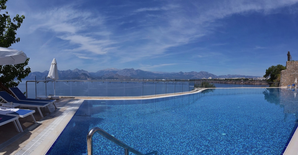 Ramada Plaza by Wyndham Antalya — Swimming pool in Antalya