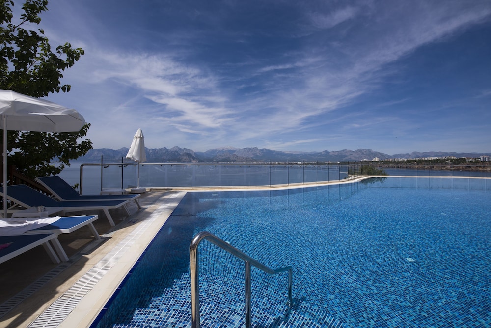 Ramada Plaza by Wyndham Antalya — Swimming pool in Antalya