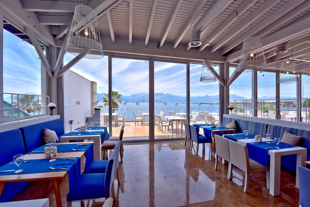 Ramada Plaza by Wyndham Antalya — Restaurant & bars in Antalya