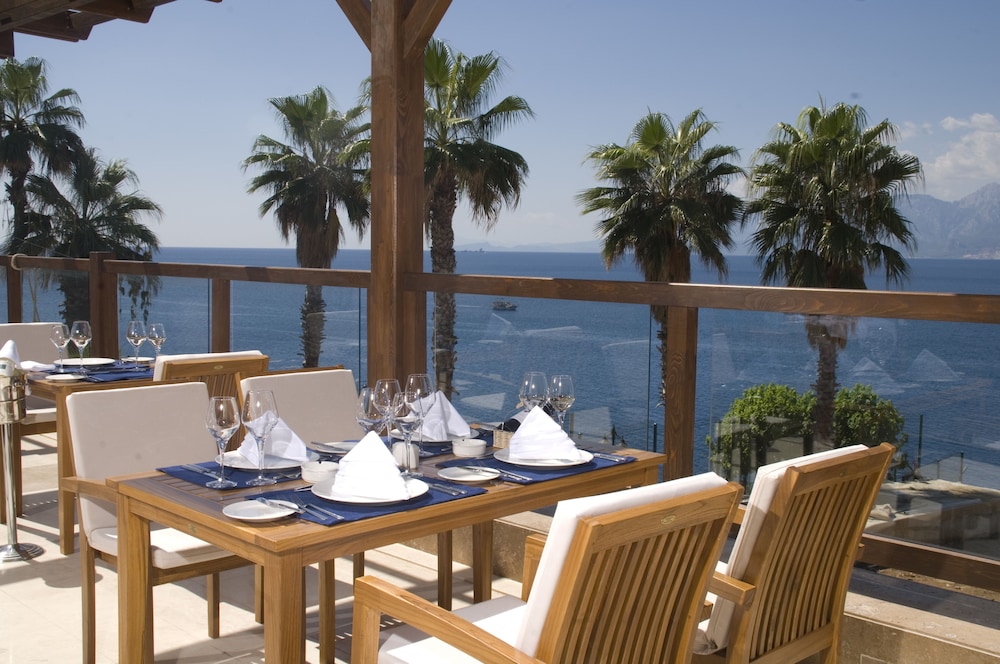 Ramada Plaza by Wyndham Antalya — Restaurant & bars in Antalya