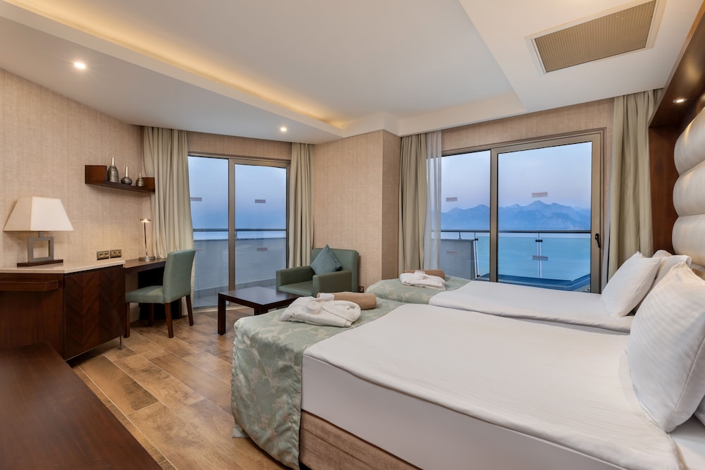 Ramada Plaza by Wyndham Antalya — Hotel rooms in Antalya
