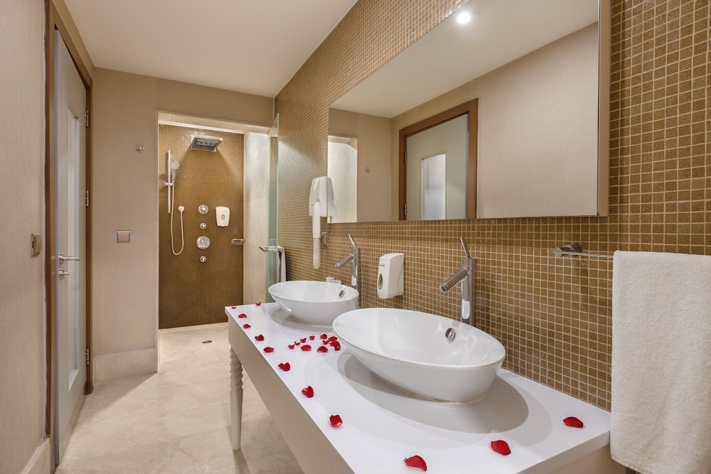 Ramada Plaza by Wyndham Antalya — Hotel rooms in Antalya