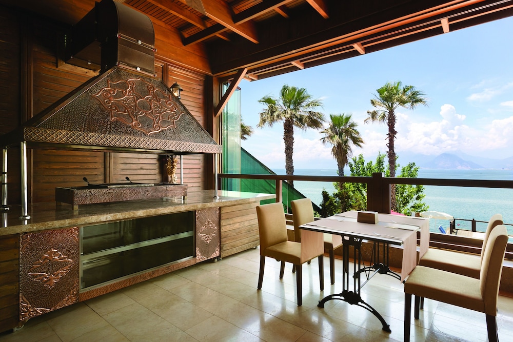 Ramada Plaza by Wyndham Antalya — Restaurant & bars in Antalya