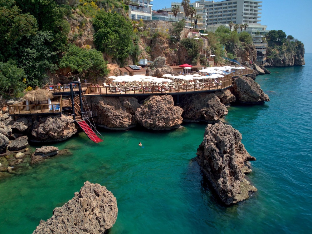 Ramada Plaza by Wyndham Antalya — Restaurant & bars in Antalya