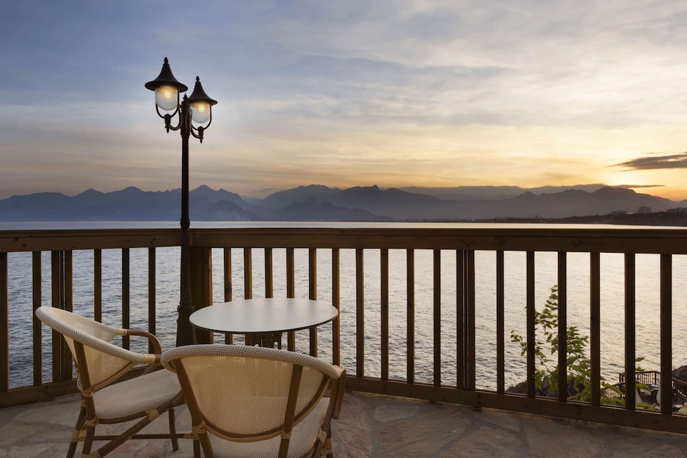 Ramada Plaza by Wyndham Antalya — Restaurant & bars in Antalya