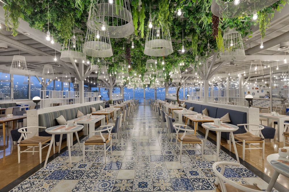 Ramada Plaza by Wyndham Antalya — Restaurant & bars in Antalya