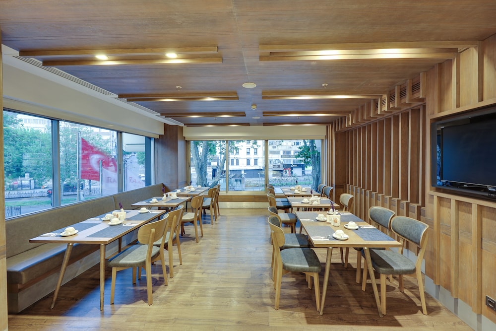Ramada by Wyndham Istanbul Old City — Restaurant & bars in Istanbul, Istanbul