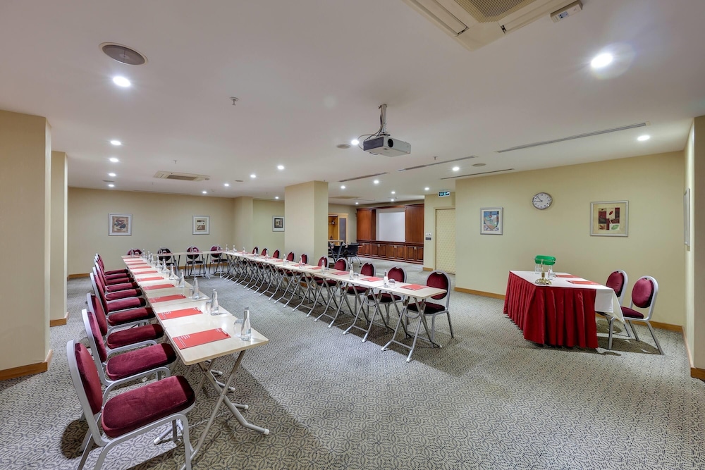 Ramada by Wyndham Istanbul Old City — Hotel building in Istanbul, Istanbul