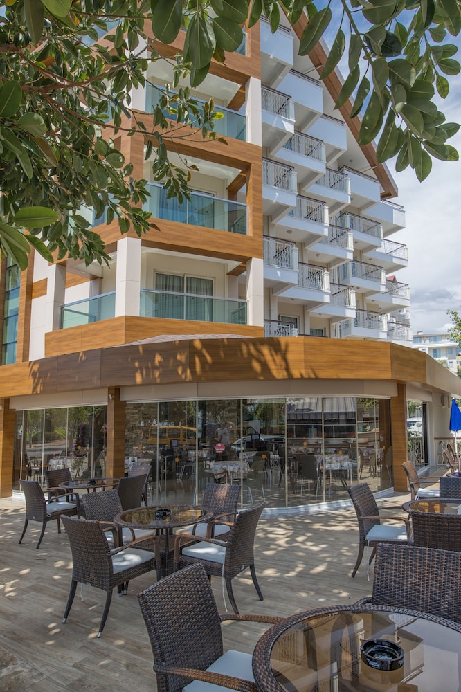 Riviera Hotel & Spa — Hotel building in Alanya