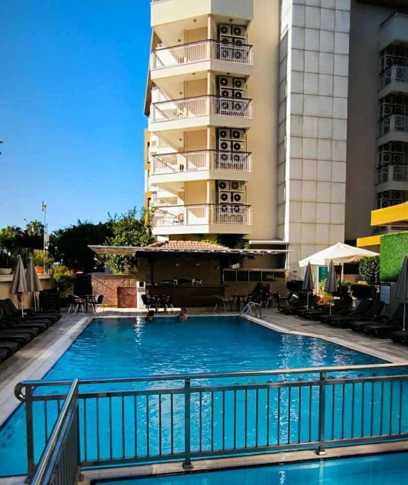Riviera Hotel & Spa — Swimming pool in Alanya