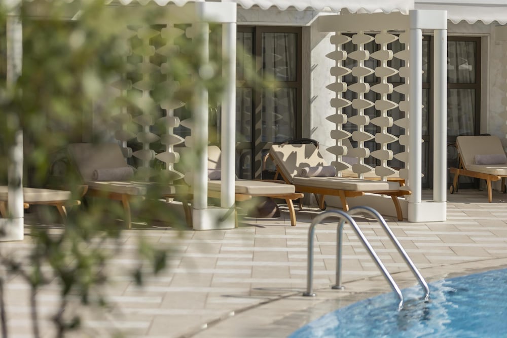 Hilton Istanbul Bosphorus — Swimming pool in Istanbul, Istanbul