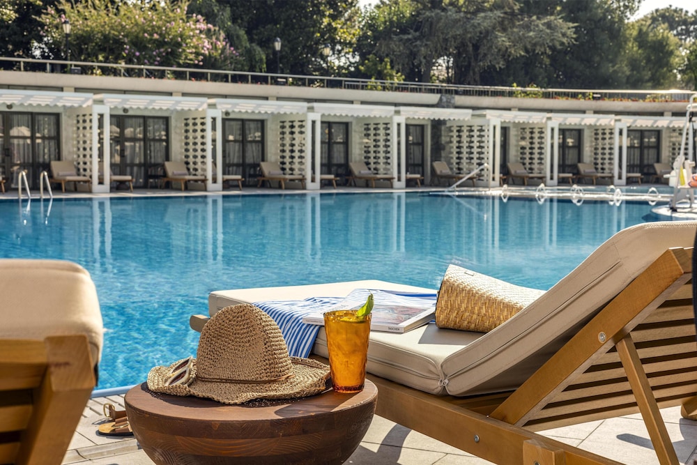 Hilton Istanbul Bosphorus — Swimming pool in Istanbul, Istanbul