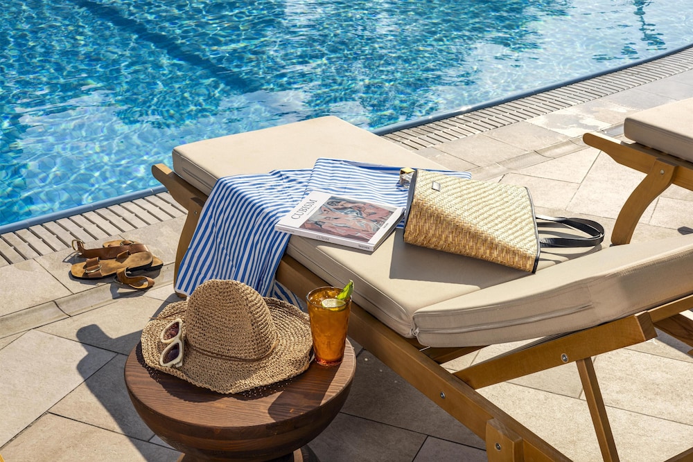 Hilton Istanbul Bosphorus — Swimming pool in Istanbul, Istanbul