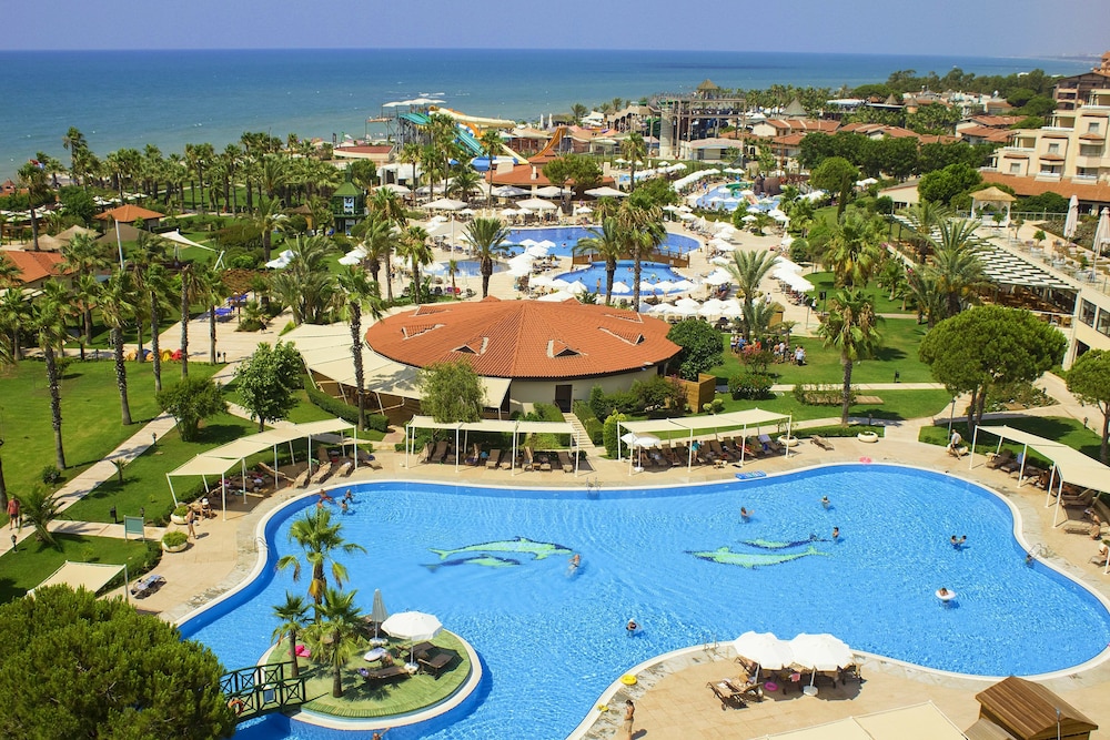Bellis Deluxe Hotel — Swimming pool in Belek