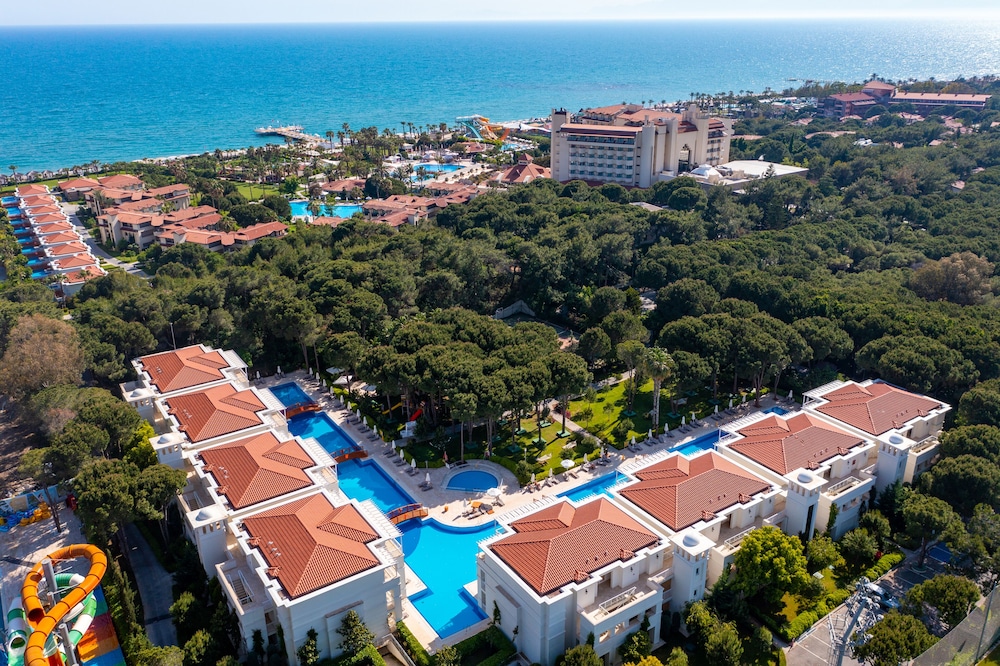 Bellis Deluxe Hotel — Swimming pool in Belek