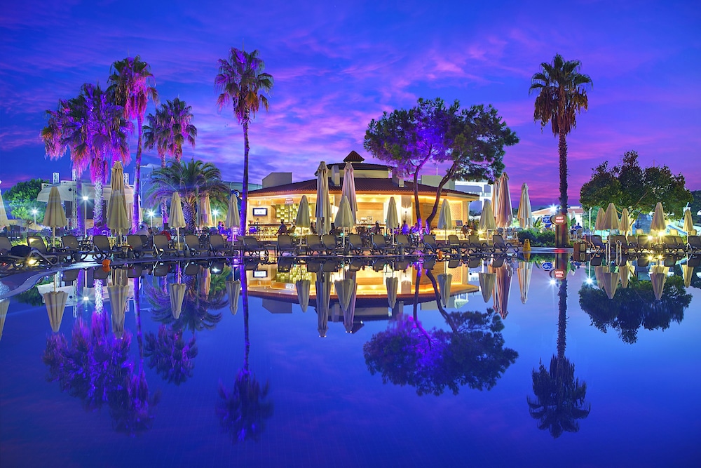 Bellis Deluxe Hotel — Swimming pool in Belek