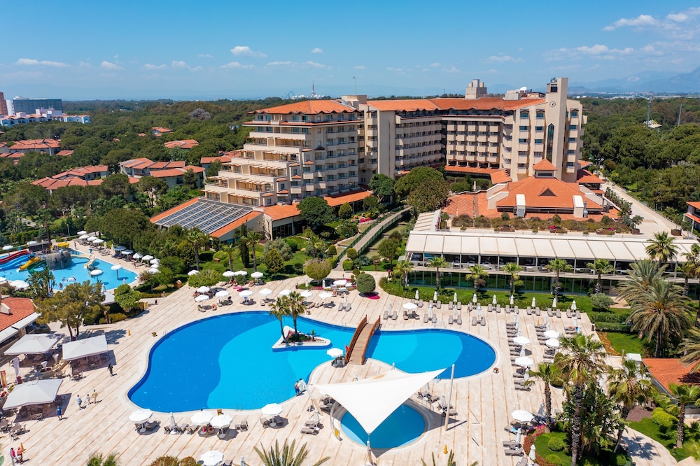 Bellis Deluxe Hotel — Swimming pool in Belek