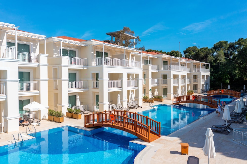Bellis Deluxe Hotel — Swimming pool in Belek