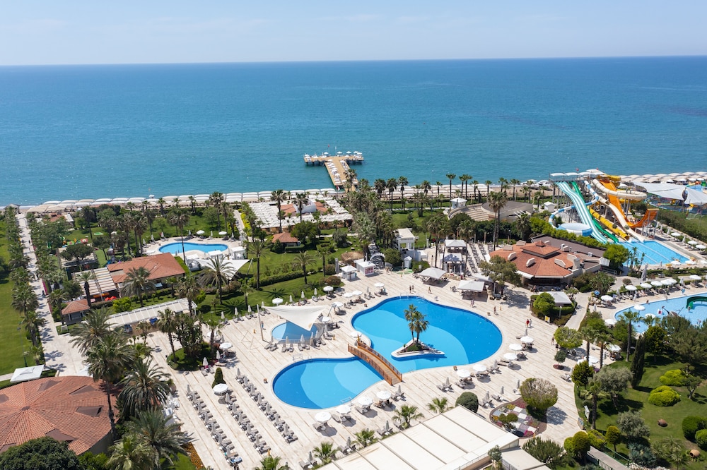 Bellis Deluxe Hotel — Swimming pool in Belek