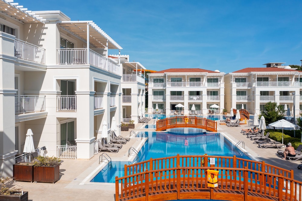 Bellis Deluxe Hotel — Swimming pool in Belek