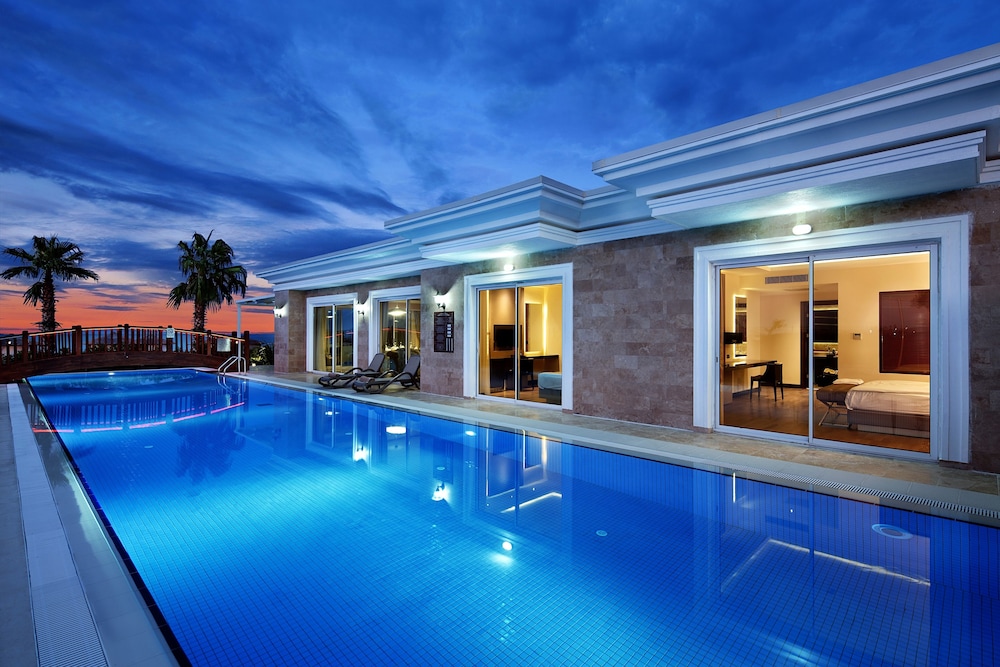 Bellis Deluxe Hotel — Swimming pool in Belek
