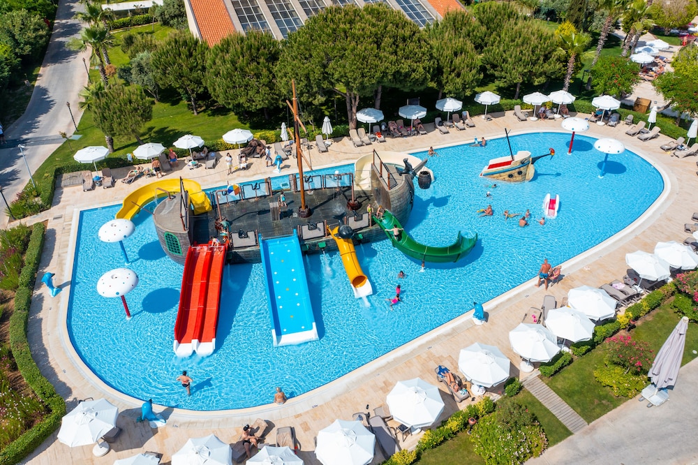 Bellis Deluxe Hotel — Swimming pool in Belek
