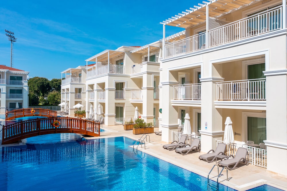Bellis Deluxe Hotel — Swimming pool in Belek