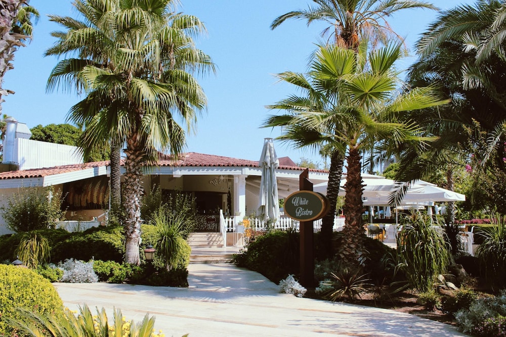 Bellis Deluxe Hotel — Restaurant & bars in Belek