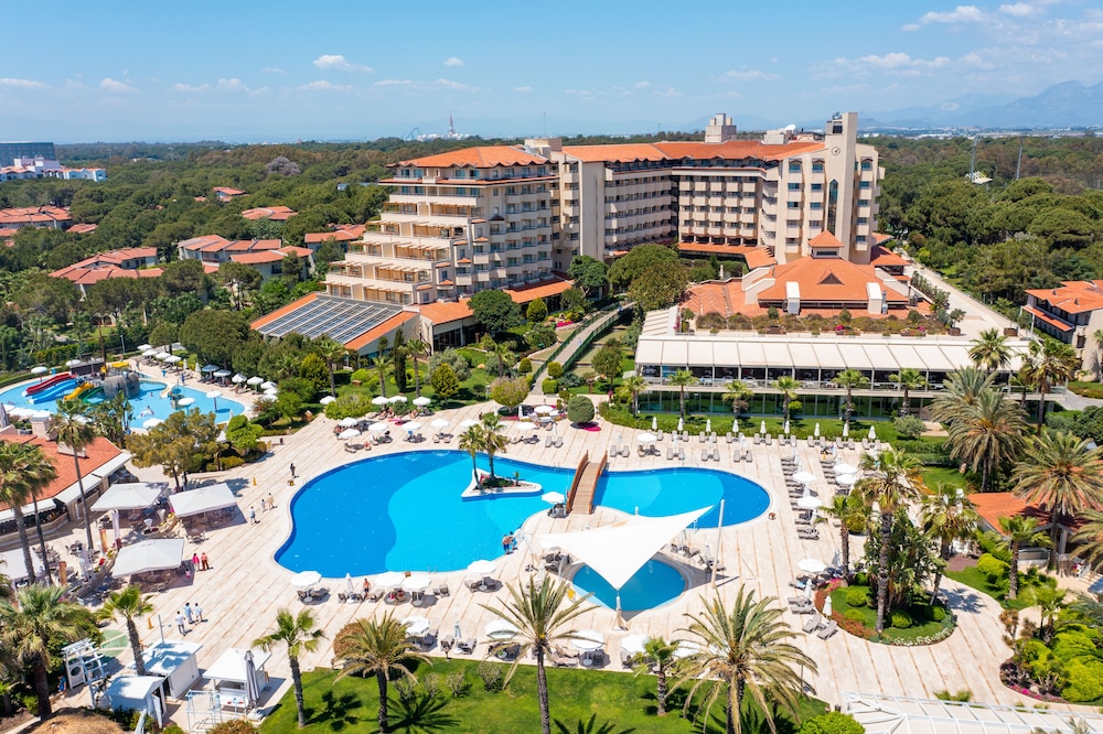 Bellis Deluxe Hotel — Swimming pool in Belek