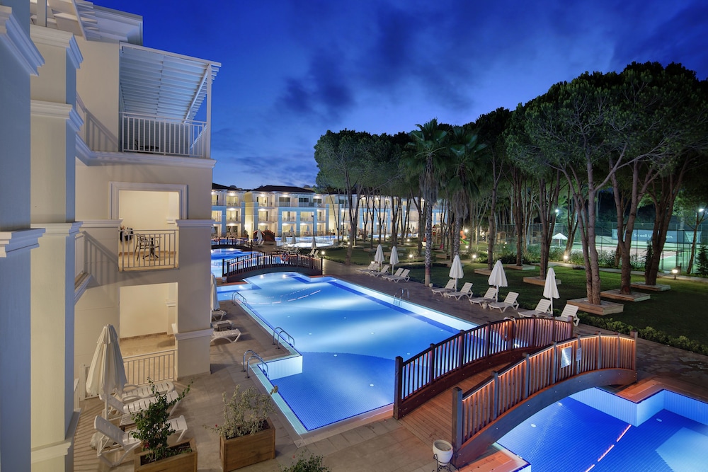 Bellis Deluxe Hotel — Swimming pool in Belek