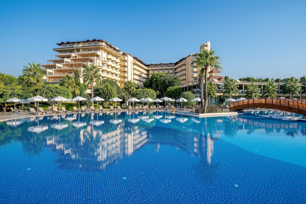 Bellis Deluxe Hotel — Swimming pool in Belek