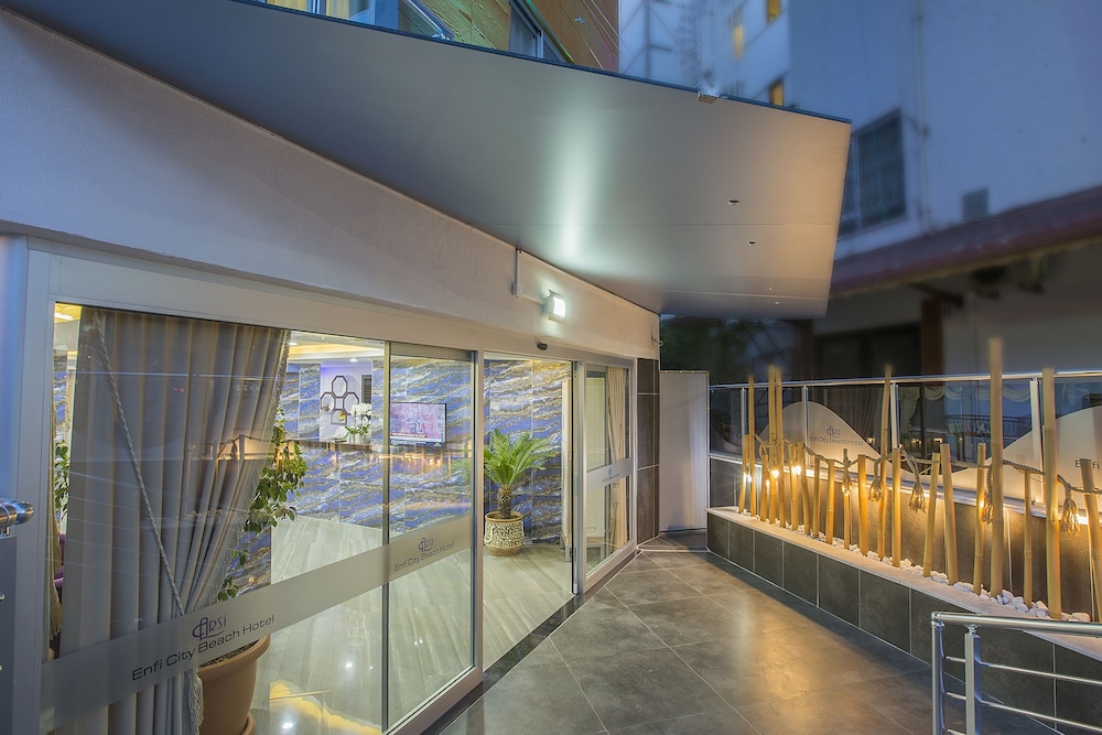 Arsi Enfi City Beach Hotel — Hotel building in Alanya