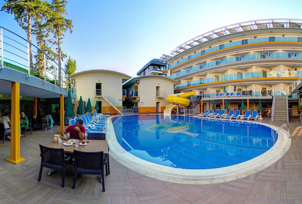 Arsi Enfi City Beach Hotel — Swimming pool in Alanya