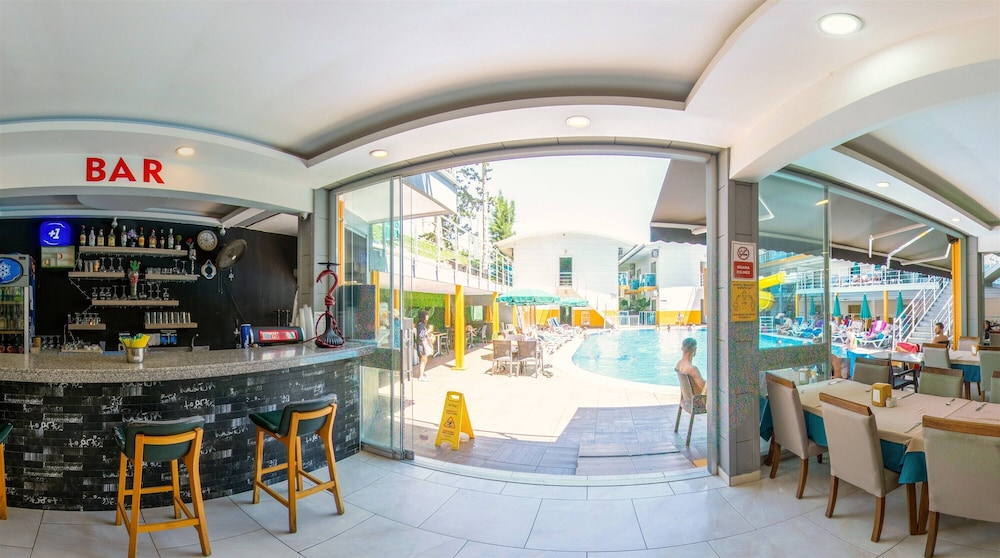 Arsi Enfi City Beach Hotel — Swimming pool in Alanya