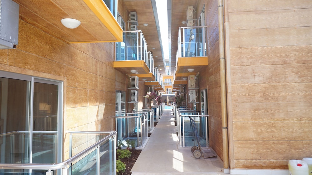 Arsi Enfi City Beach Hotel — Hotel building in Alanya